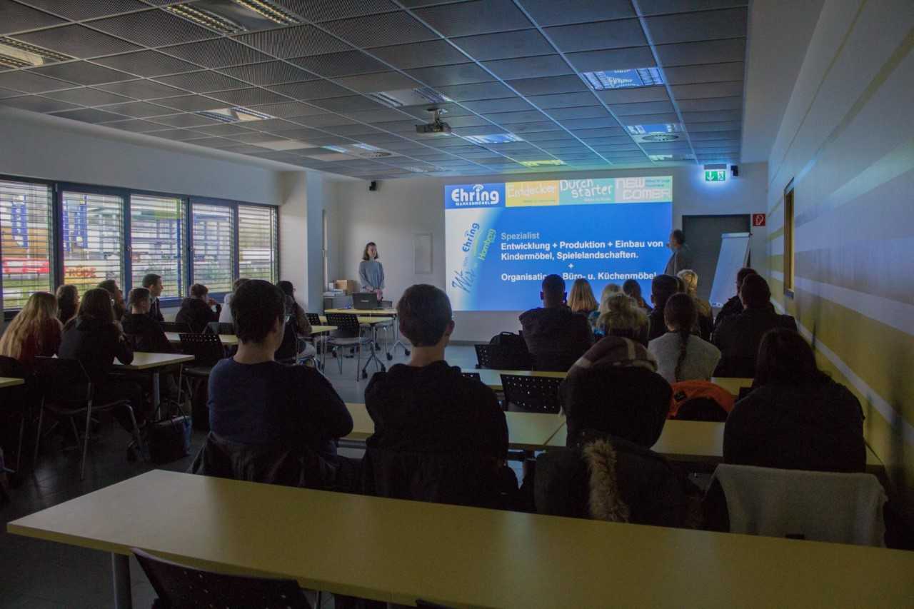 FOS besichtigt Firma Ehring Markenmöbel in Homberg (Efze)